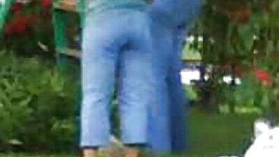 முதிர்ந்த மில்ஃப் மஸ்தூர்பயான் தனது பெரிய டில்டோ மற்றும் ஈரமான புஸ்ஸுடன் விளையாடுகிறது