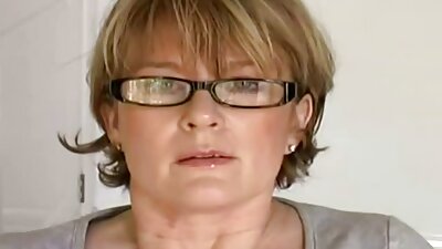 ஒரு பெரிய தடித்த கருப்பு காளை சேவலுடன் குக்கோல்ட் இனங்களுக்கிடையேயான செக்ஸ்